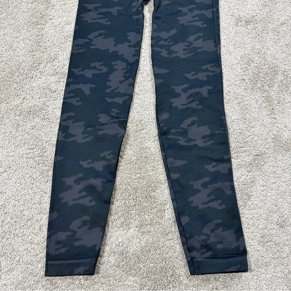 SPANX Look At Me Now Seamless Leggings High Rise in Black Camo Size L - Picture 10 of 15